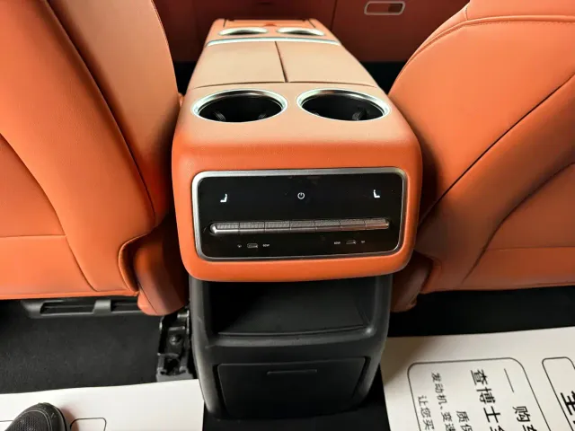 Li Auto L8 — Фото автомобиля 8