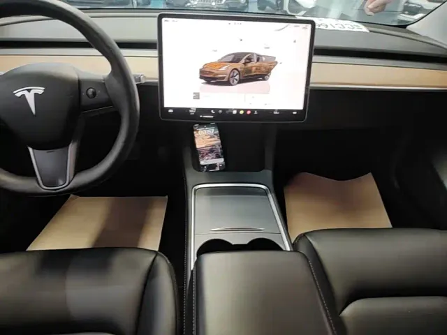 Tesla Model 3 — Фото автомобиля 13