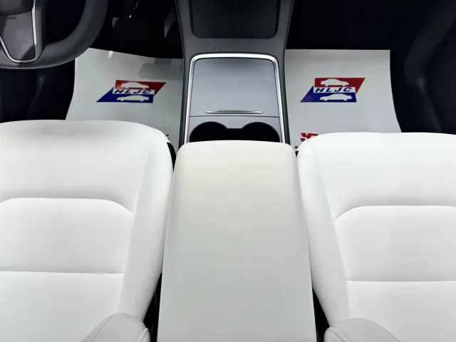 Tesla Model Y — Фото автомобиля 12