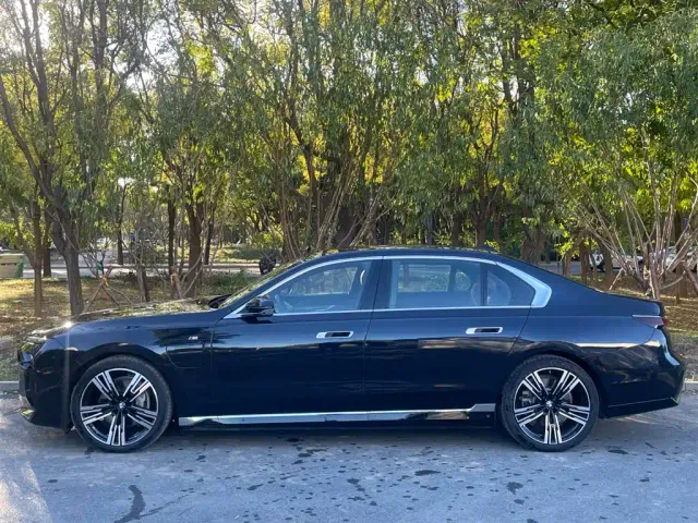 BMW i7 — Фото автомобиля 3