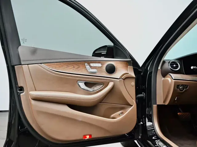 Mercedes-Benz E-Class — Фото автомобиля 23