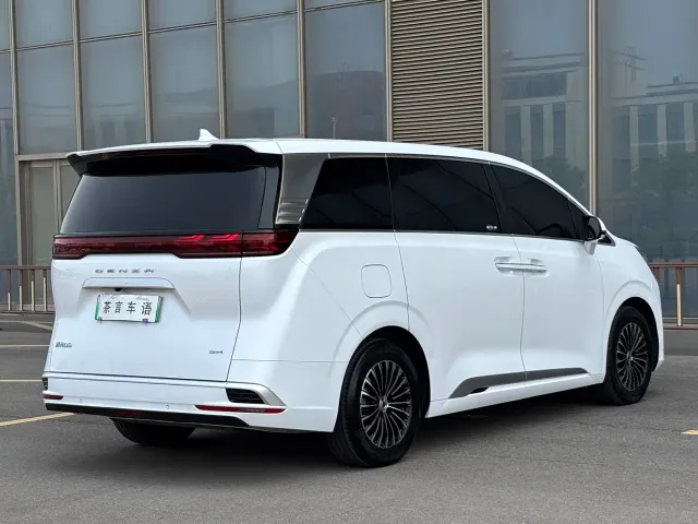 Denza D9 — Фото автомобиля 4