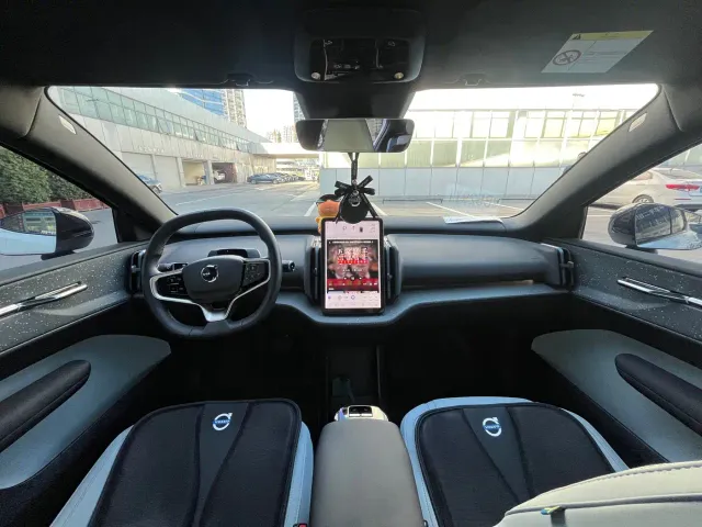 Volvo EX30 — Фото автомобиля 12