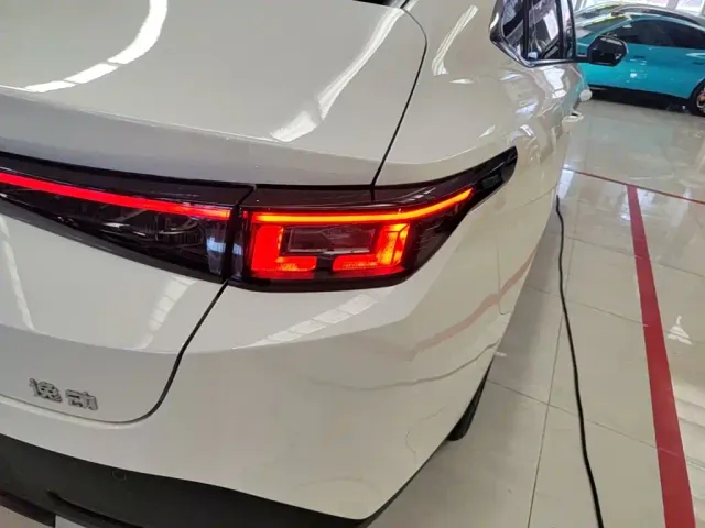 Changan Eado — Фото автомобиля 7