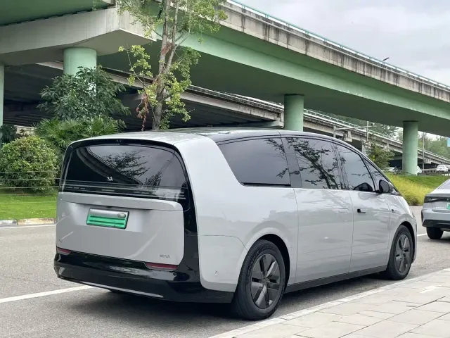 Li Auto MEGA — Фото автомобиля 9