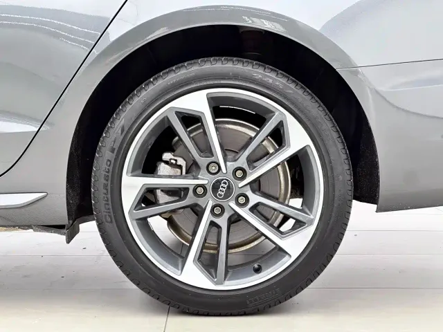 Audi A4L — Фото автомобиля 11