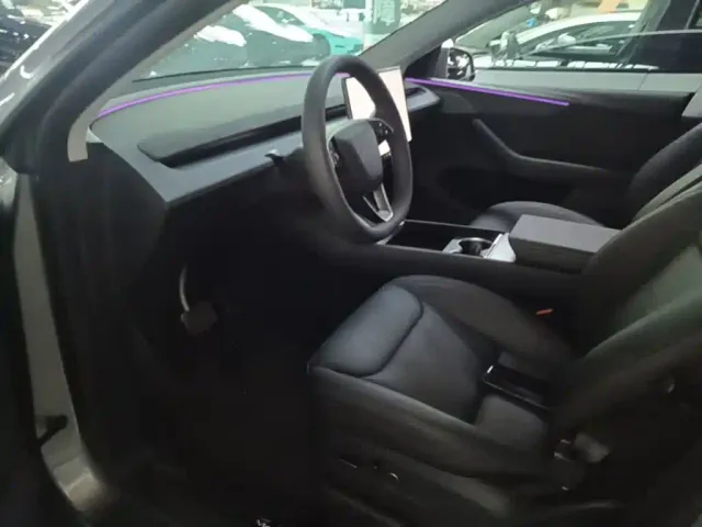 Tesla Model Y — Фото автомобиля 15