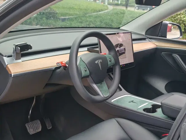Tesla Model Y — Фото автомобиля 9