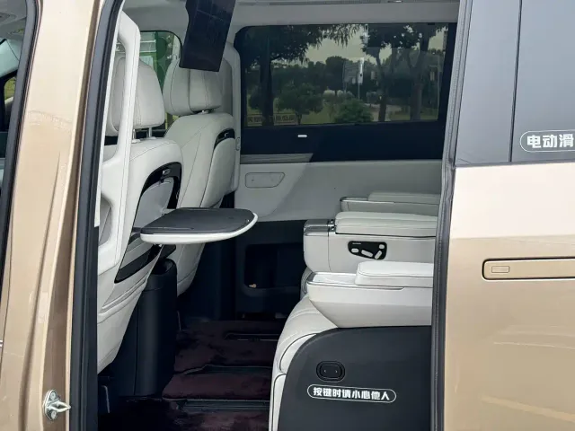Xpeng X9 — Фото автомобиля 10