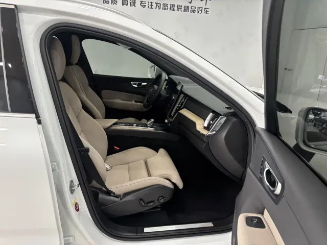 Volvo XC60 — Фото автомобиля 24