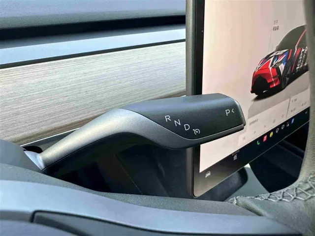 Tesla Model 3 — Фото автомобиля 14