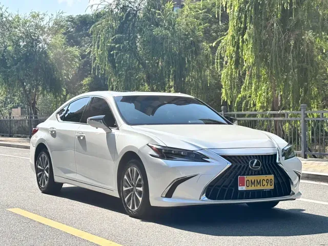 Lexus ES — Фото автомобиля 3