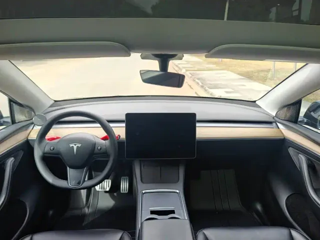 Tesla Model Y — Фото автомобиля 10