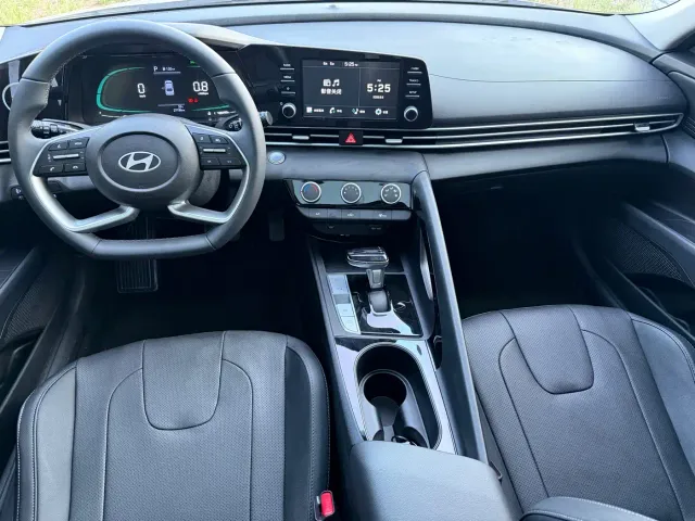 Hyundai Elantra — Фото автомобиля 10
