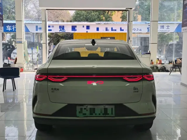 BYD Qin L — Фото автомобиля 10