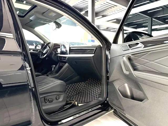 Volkswagen Tiguan L — Фото автомобиля 9