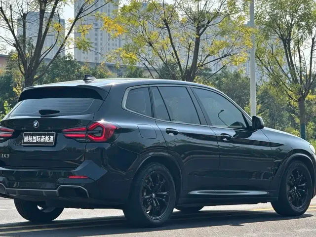BMW iX3 — Фото автомобиля 9
