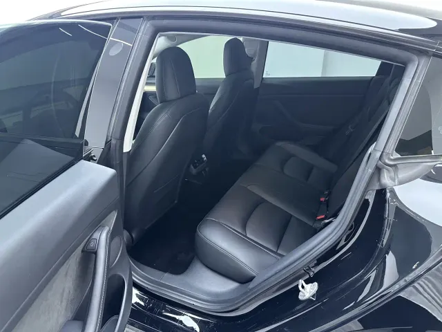Tesla Model 3 — Фото автомобиля 17