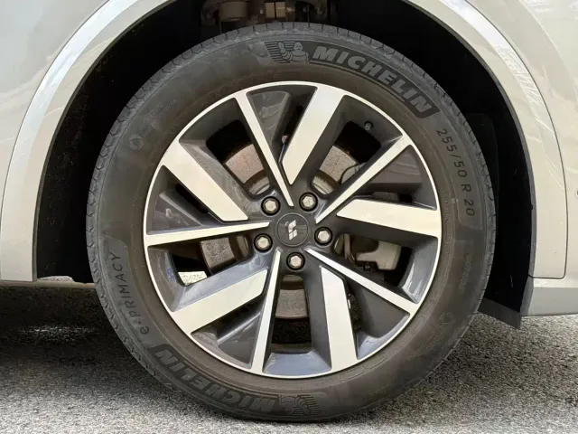 Li Auto L8 — Фото автомобиля 17