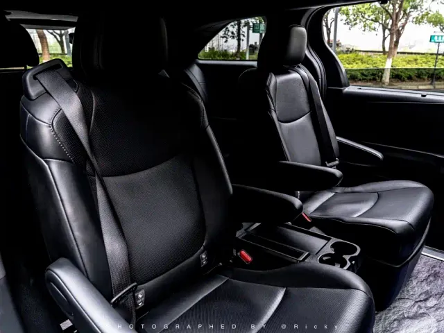 Toyota Sienna — Фото автомобиля 11
