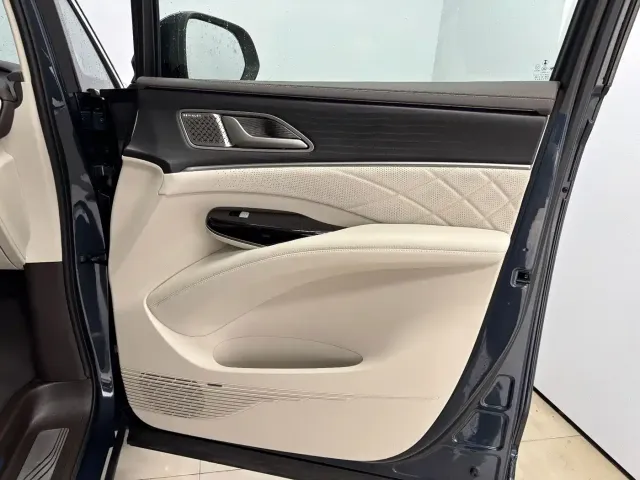 Denza Denza D9 2025 Model DM-i Smart Drive Edition 1020 AWD Flagship — Фото автомобиля 26
