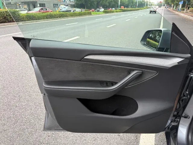 Tesla Model Y — Фото автомобиля 8