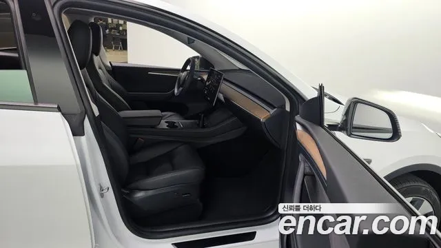 Tesla Model Y — Фото автомобиля 6