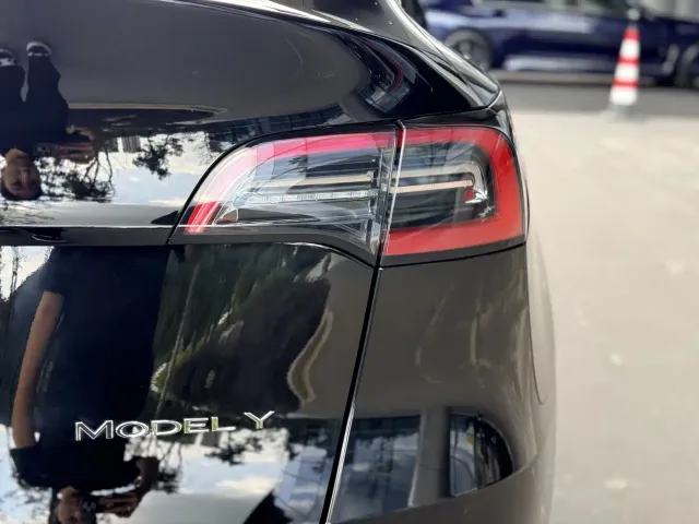 Tesla Model Y — Фото автомобиля 10