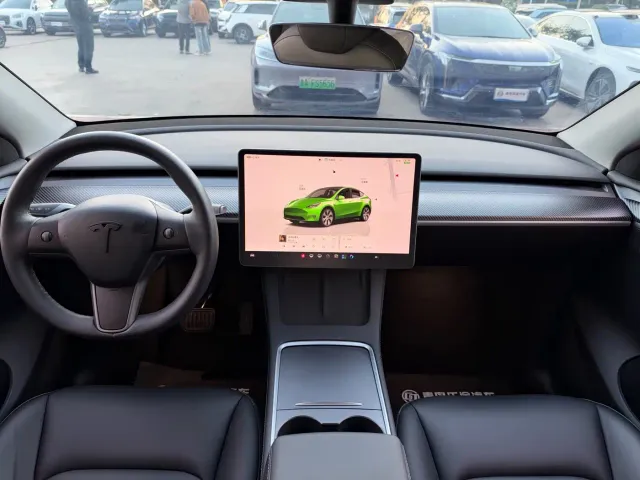 Tesla Model Y — Фото автомобиля 10
