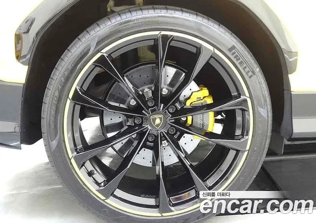 Lamborghini Urus — Фото автомобиля 10