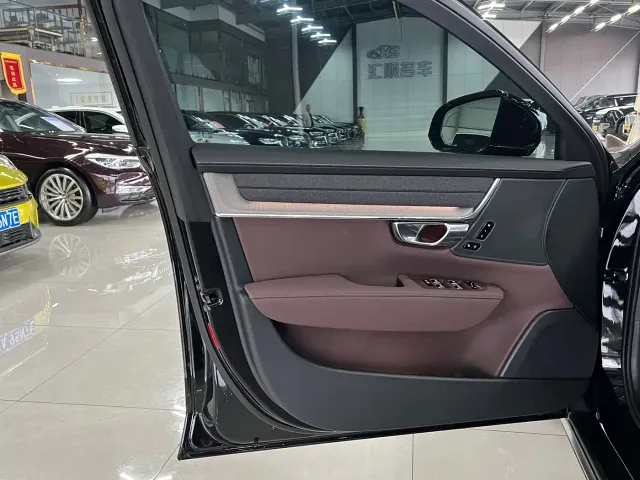 Volvo S90 — Фото автомобиля 4