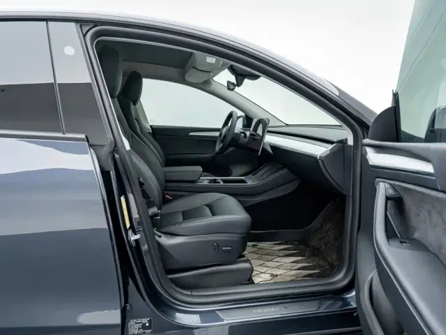 Tesla Model Y — Фото автомобиля 18