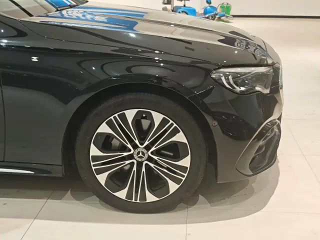 Mercedes-Benz E-Class — Фото автомобиля 4