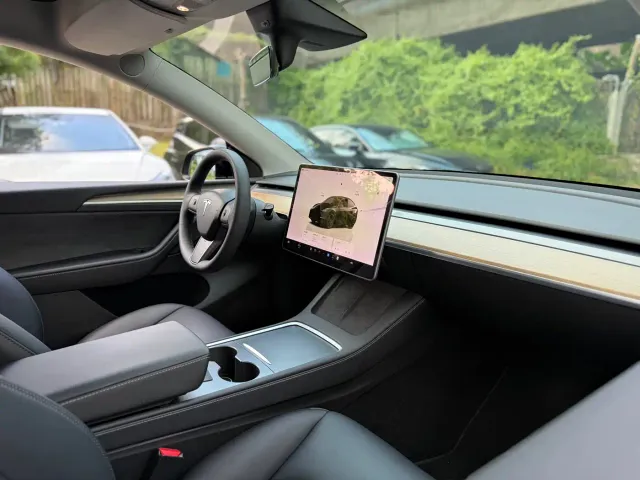 Tesla Model Y — Фото автомобиля 16