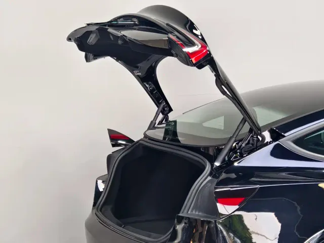 Tesla Model 3 — Фото автомобиля 13