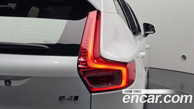Volvo XC40 — Фото автомобиля 8