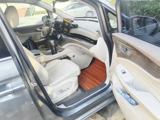 Roewe iMAX8 — Фото автомобиля 10
