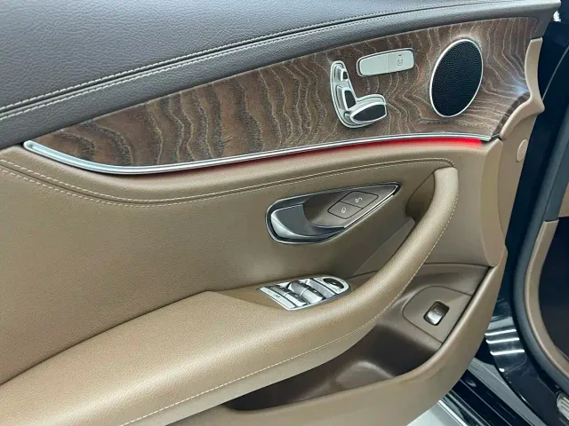 Mercedes-Benz E-Class — Фото автомобиля 12