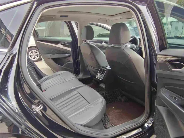 Volkswagen Passat — Фото автомобиля 8