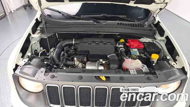 Jeep Renegade — Фото автомобиля 9