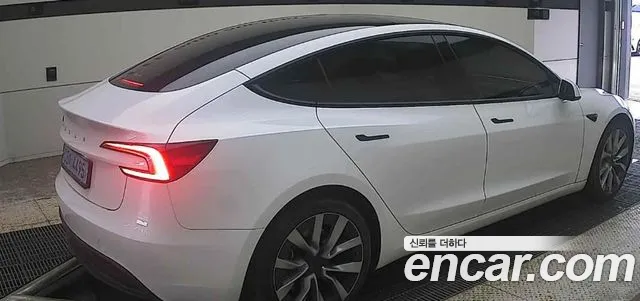 Tesla Model 3 — Фото автомобиля 5