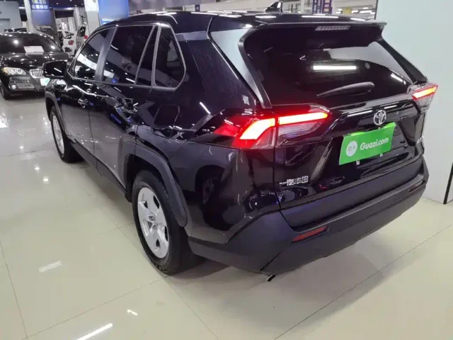 Toyota RAV4 — Фото автомобиля 4