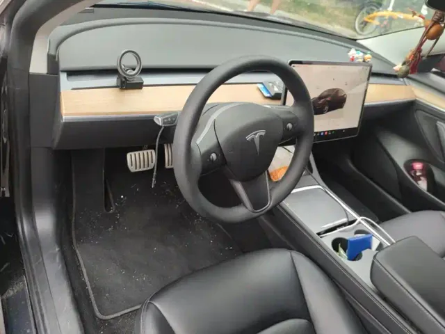 Tesla Model 3 — Фото автомобиля 12