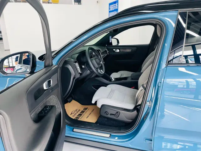 Volvo XC40 — Фото автомобиля 5