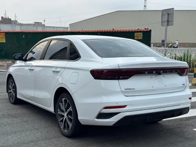 Geely Emgrand — Фото автомобиля 7