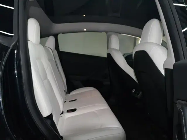 Tesla Model Y — Фото автомобиля 14