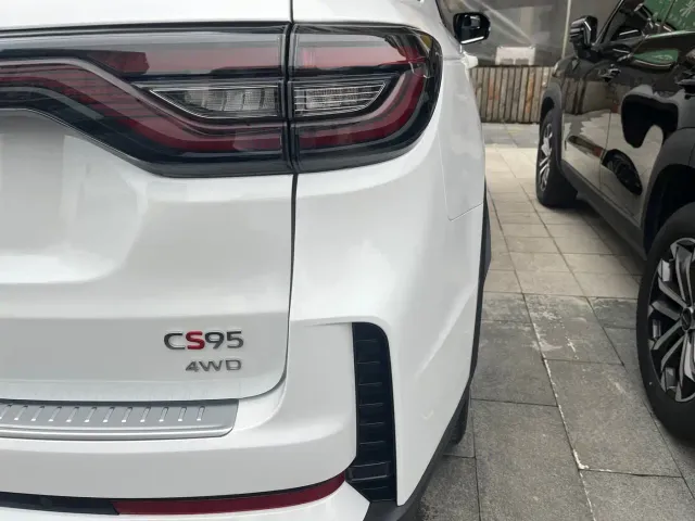Changan CS95 — Фото автомобиля 8