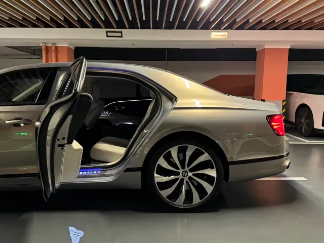 Bentley Flying Spur — Фото автомобиля 10