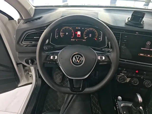 Volkswagen T-Roc — Фото автомобиля 10