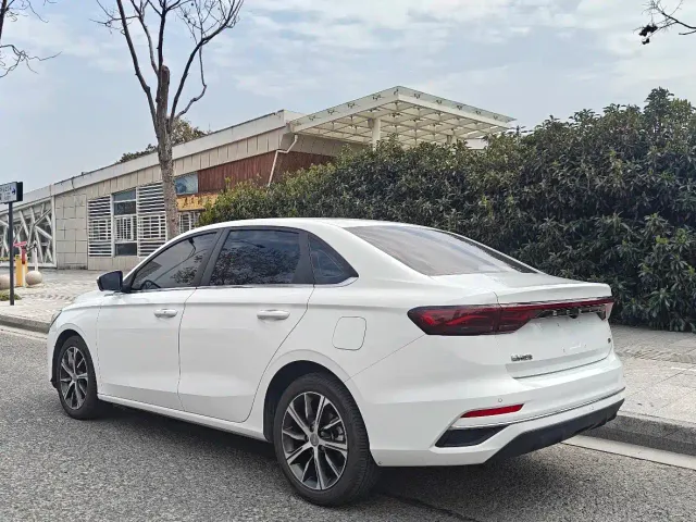 Geely Emgrand — Фото автомобиля 15